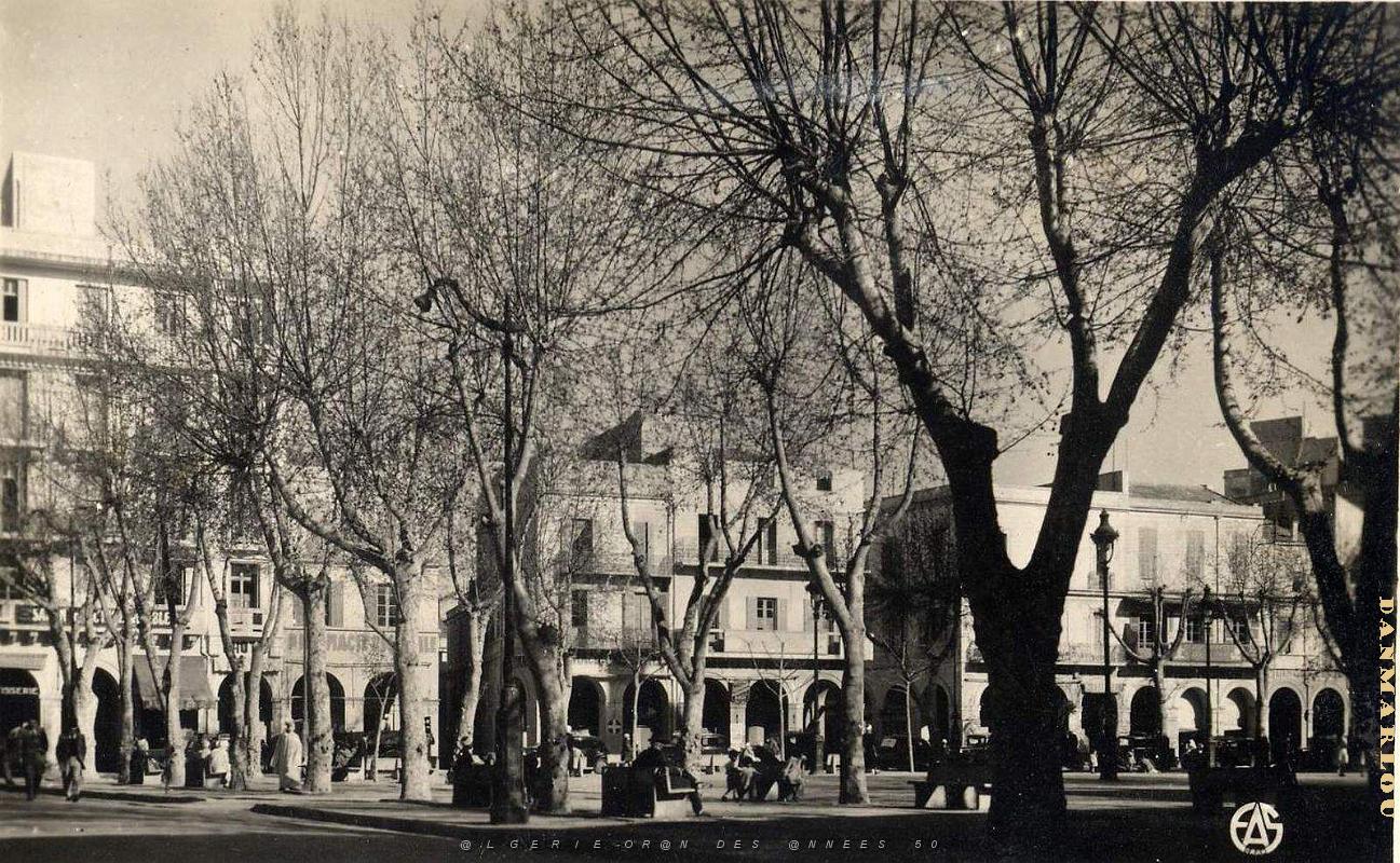 Mostaganem 506- Place Republique COLLECTION DES AMIS DE ND DE SANTA CRUZ.jpg